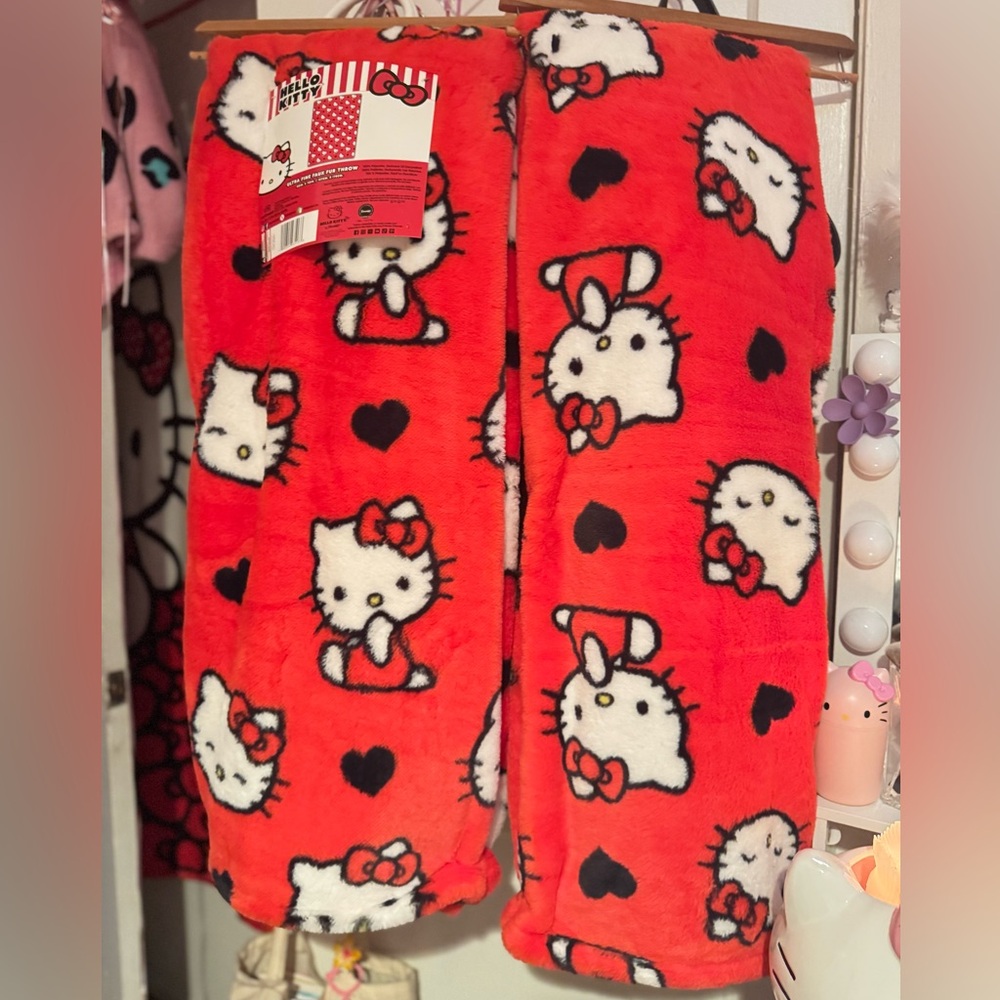 LIMITED Valentines Hello Kitty Faux Fur Throw